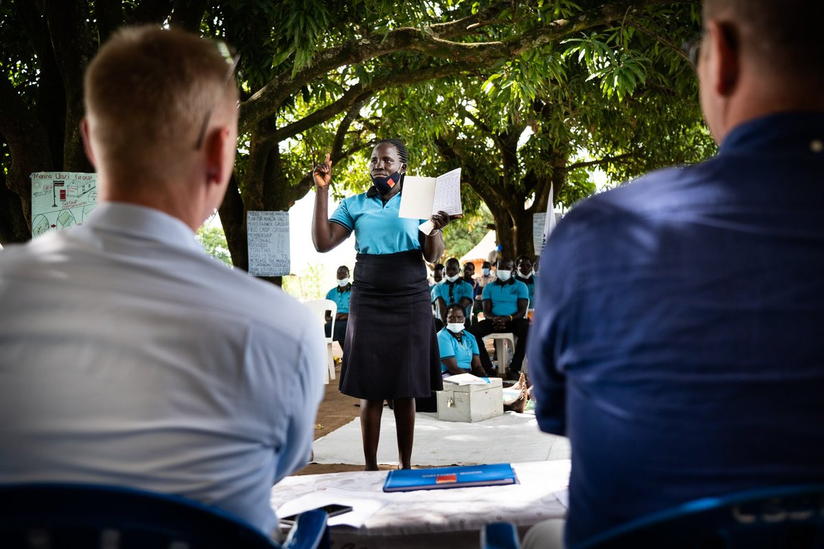 udviklingsmin's tweet image. Uganda mærker klimaforandringerne helt tæt på. Danmark hjælper med at omstille landbruget, men også med tilpasning af infrastruktur som her, hvor @DRC_dk og lokale havde repareret en vej og en bro, som ellers var blevet livsfarlige at bruge pga. store mængder regn. #dkaid