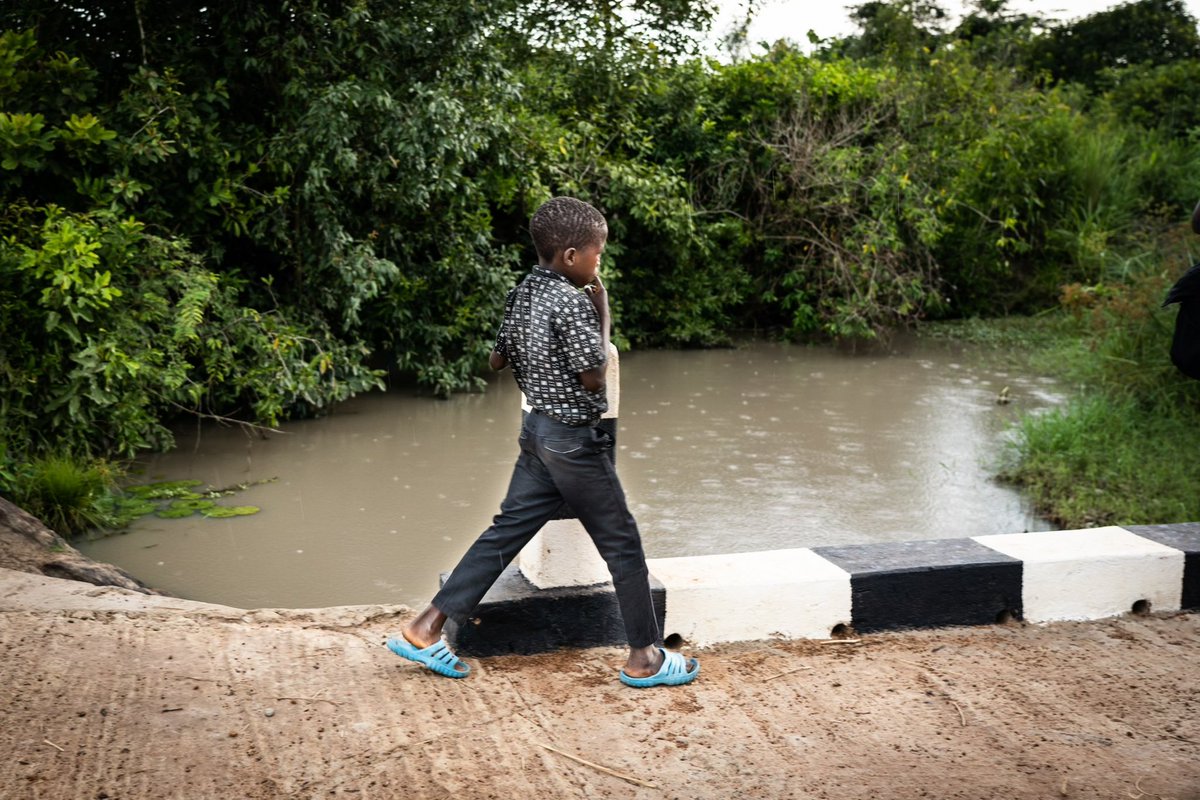 udviklingsmin's tweet image. Uganda mærker klimaforandringerne helt tæt på. Danmark hjælper med at omstille landbruget, men også med tilpasning af infrastruktur som her, hvor @DRC_dk og lokale havde repareret en vej og en bro, som ellers var blevet livsfarlige at bruge pga. store mængder regn. #dkaid
