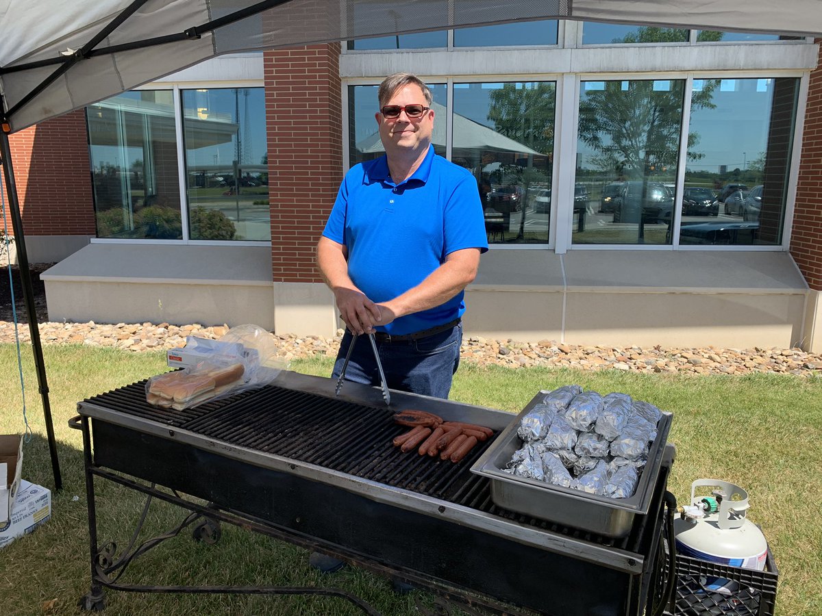 OhioTurnpike's tweet photo. Driving through the Valley today? Stop by the Mahoning Valley Service Plaza MP 237.2 in New Springfield (Mahoning Co) and snag a free @KonaIce, a $1 dogs courtesy of #AVIFoodSystems and meet @keithkennedy981 from @mixYoungstown! https://t.co/4E23l9ZBRz