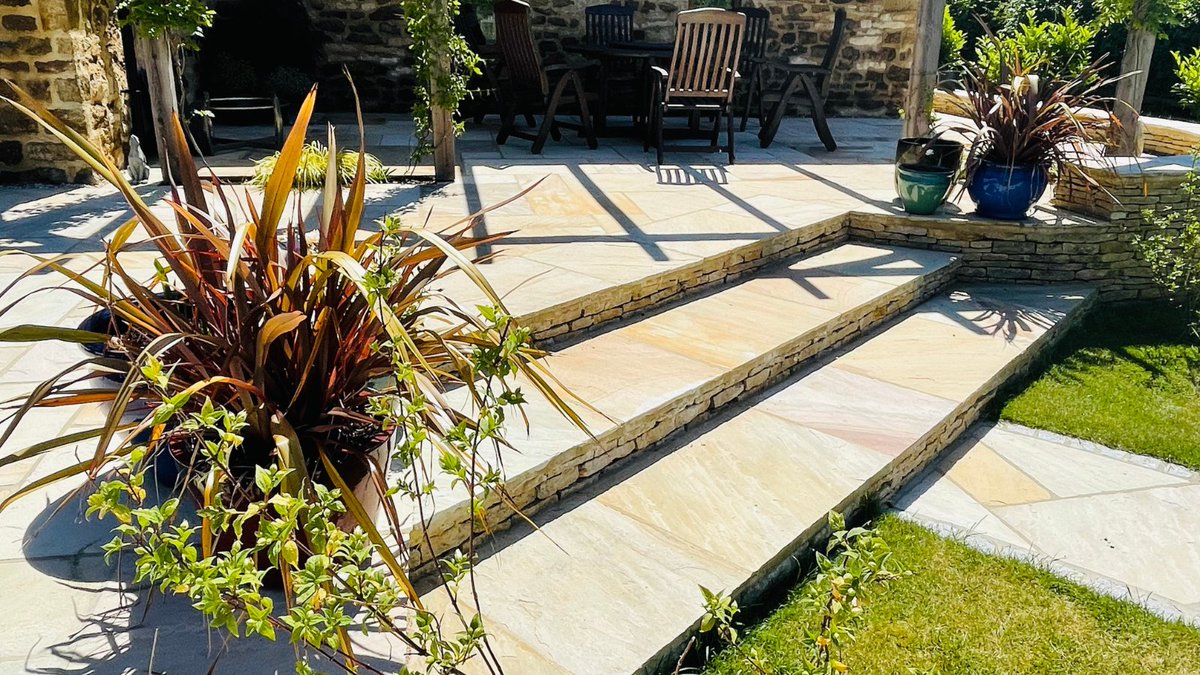 BradstoneUK's tweet photo. The winner for Best use of Natural Stone for 2021 is Goldenstones Gardening with various different elements to the design the judges were impressed by the design and skill used to complete this fantastic project. #naturalstone #paving #gardendesign https://t.co/cTkoVjwanZ