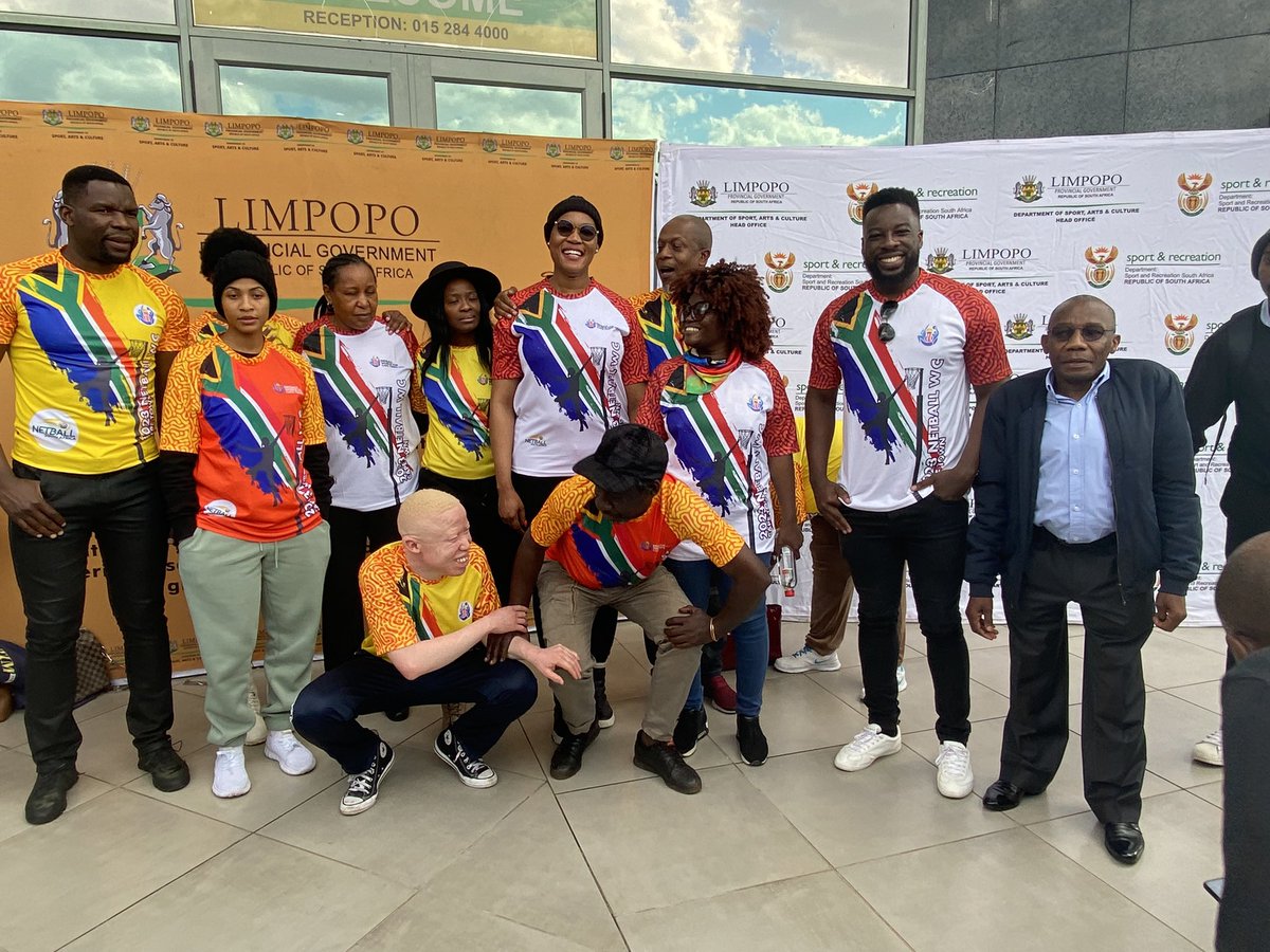 Muvhango cast and crew welcomed by the MEC for Sports Arts, Culture and Recreation, Ms. Thandi Moraka.

#Muvhango25
#Riyahani
#MECofartsandcultureLimpopo
#PolokwaneMunicipality