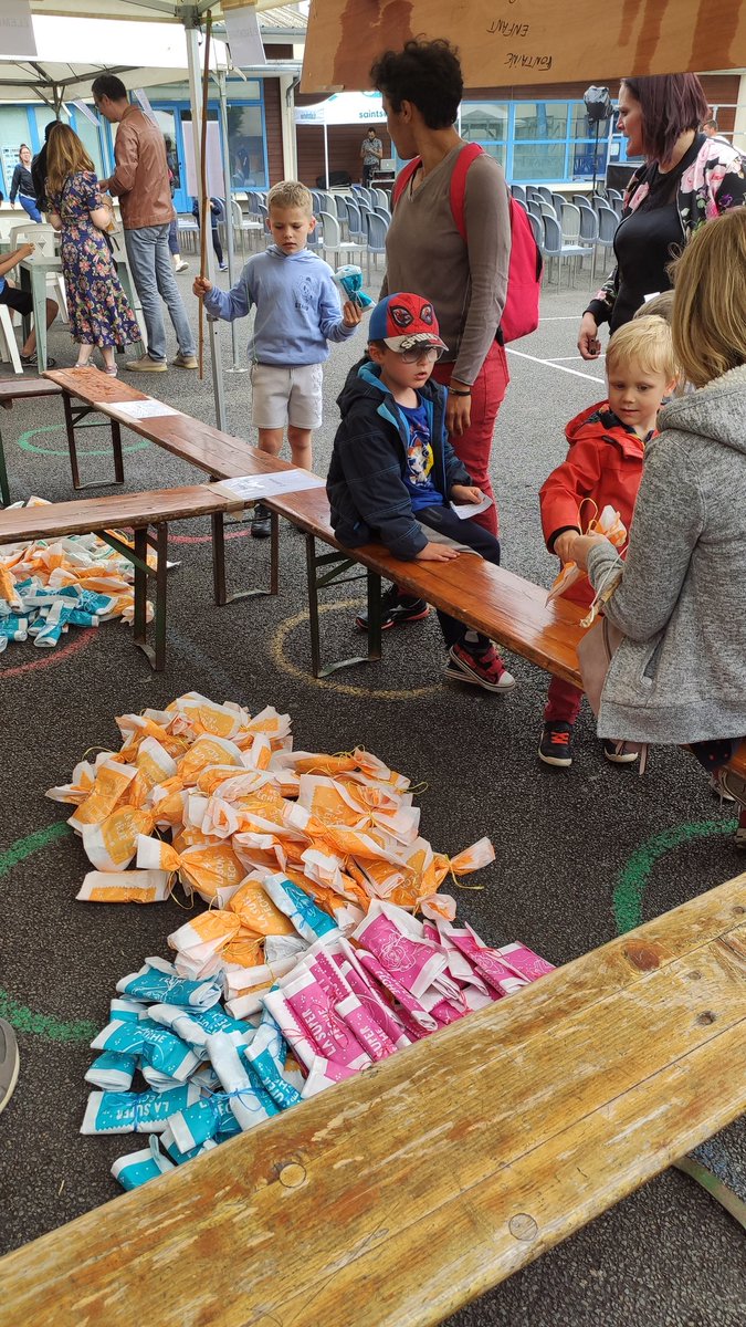 Frionjeff's tweet photo. Fête du groupe scolaire La Fontaine à Saint Sébastien sur Loire.des jeux, de la musique, des sandwichs saucisses frites se préparent. Ohhhh des gâteaux et de la barbe à papa !!!! On vous attend https://t.co/BTcqKjPSEK