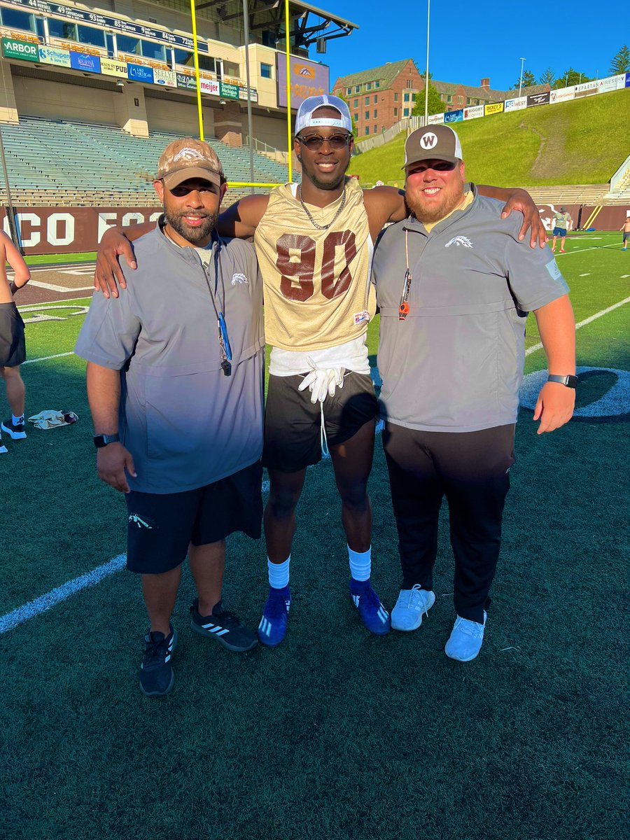 AriCurtis15's tweet photo. Blessed🙌🏾 to receive an opportunity to play football at Western Michigan University🤘🏾#LetsRide 🐎🐎 @CoachKVaught @CoachDenham1 @CoachTimLester @PHDLineCoach https://t.co/gyTRUGRjab