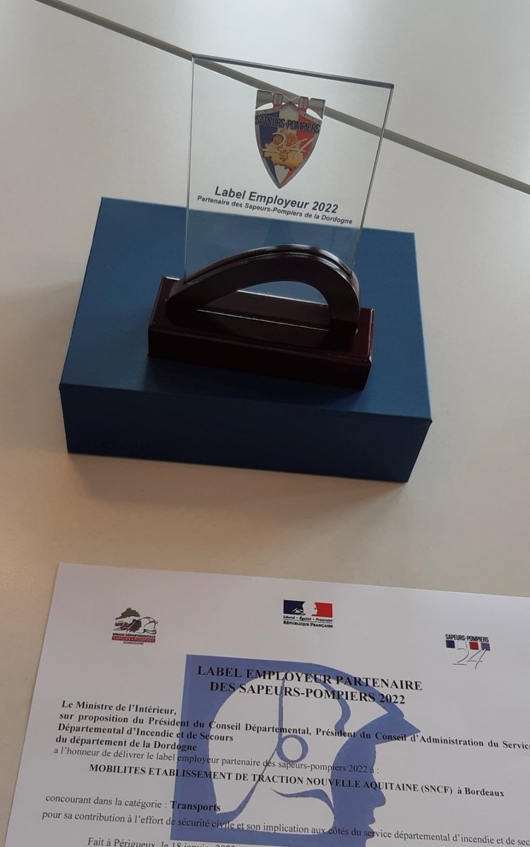 Fier d'avoir reçu le Label Employeur 2022 de la part du SDIS24 😃

Plusieurs de nos agents <a href="/TERNouvelleAQ/">SNCF Voyageurs TER NOUVELLE-AQUITAINE</a> à votre service en tant que conducteurs, chefs de bord,...

... sont aussi pompiers volontaires, formés au secours et à la lutte contre l'incendie 👨‍🚒

#SNCF les soutient 🚒