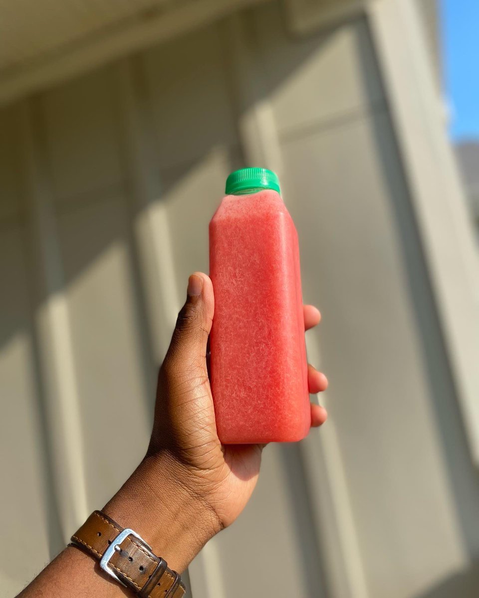 fRootJuiceandCo's tweet photo. THIRST QUENCHER  🍉 🍍 🍋 
Watermelon, Pineapple, Lemon, Ginger 

The main ingredient here is the WATERmelon. 

Benefits 
- Helps you stay hydrated 
- May have anti cancer affects
- May improve heart health 
- Improve digestion
- Aid in healthy skin 
- Help with eye health https://t.co/lutzb9stk2