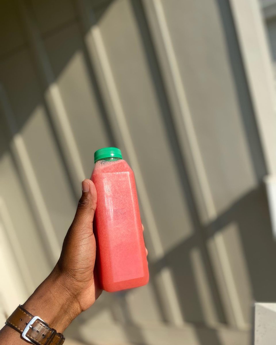 fRootJuiceandCo's tweet photo. THIRST QUENCHER  🍉 🍍 🍋 
Watermelon, Pineapple, Lemon, Ginger 

The main ingredient here is the WATERmelon. 

Benefits 
- Helps you stay hydrated 
- May have anti cancer affects
- May improve heart health 
- Improve digestion
- Aid in healthy skin 
- Help with eye health https://t.co/lutzb9stk2