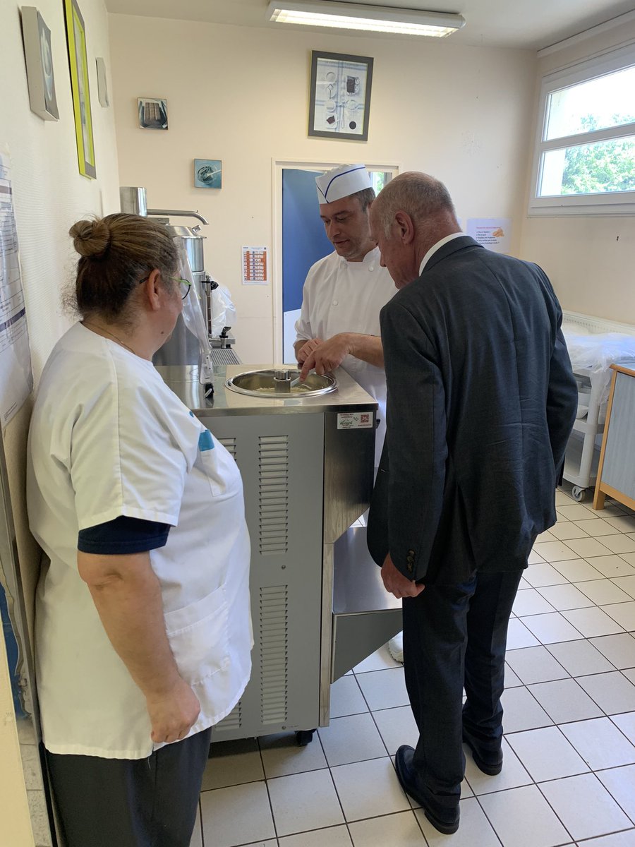 BenoitTirant's tweet photo. Avec les équipes techniques, de cuisine, et d’entretien de Poitiers-Venours à Rouillé, dégustation des glaces fabriquées avec le lait des vaches de l’exploitation du lycée. 
Visite du site par @al_rousset et les équipes de Nouvelle-Aquitaine pour envisager les travaux à venir. https://t.co/olX3FZSM6K