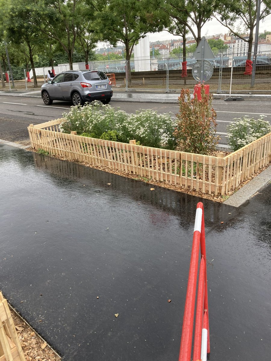monopolyon_off's tweet photo. Après le bardage en bois style « Étables », @grandlyon innove avec le style «Cageots » sur #ollier #guillotiere #lyon7, sur la partie #voielyonnaise1gate de @vlungenstrass #fabienmelon #vincentpinocchio. #saccagelyon #goutdechiotte #zadisation #lyon https://t.co/C0otftRs3w