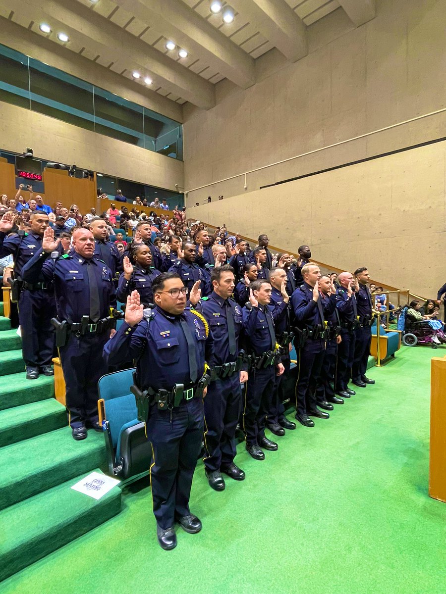 DallasPD's tweet photo. The members of @DPDAcadmy #Class380 recite the Oath of Office and they are sworn in by @DPDChiefGarcia. We welcome our new police officers with pride! https://t.co/LvVuO6jN6L