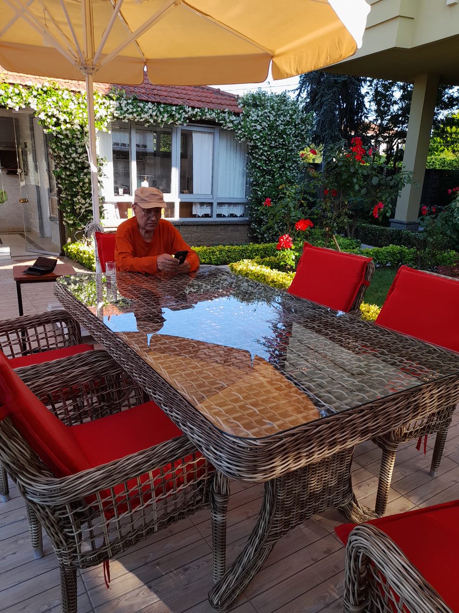 Bu da altılı masa, ama ben tek başıma çözüm üretiyorum, yürümek isteyene aklın yolunu gösteriyorum.