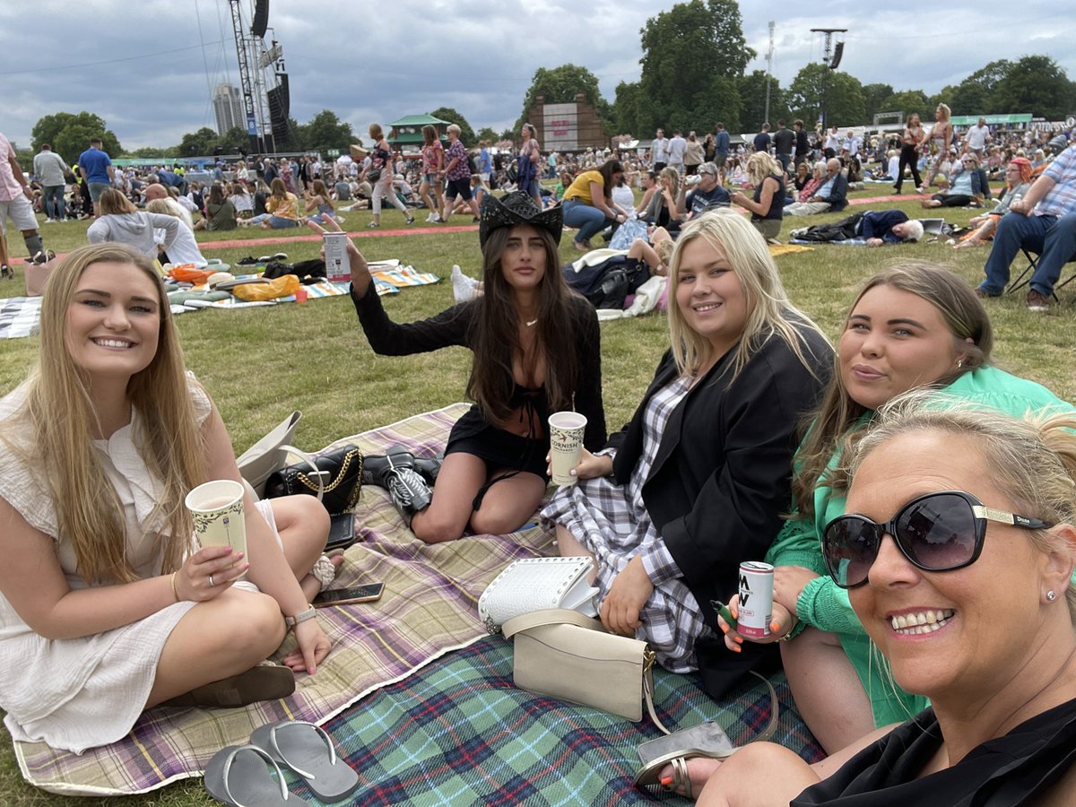 LisaSCx's tweet image. Waiting for @eltonofficial @BSTHydePark