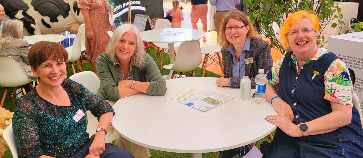 Thanks <a href="/JamesHuttonInst/">James Hutton Institute</a> for a fab time reconnecting🤝💞.
Photo 1: ✳️caption competition (pack of Tunnock's Caramel Wafers for winner)✳️
Photo 2: also with totes WONDROUS Prof <a href="/aDebRoberts/">Deb Roberts</a> Deputy CEO + Exec Dir of Science.
Photo 3: phenomenal Dr <a href="/LeeAnnSuth/">Lee-Ann Sutherland</a> + epic Sharon Simpson!