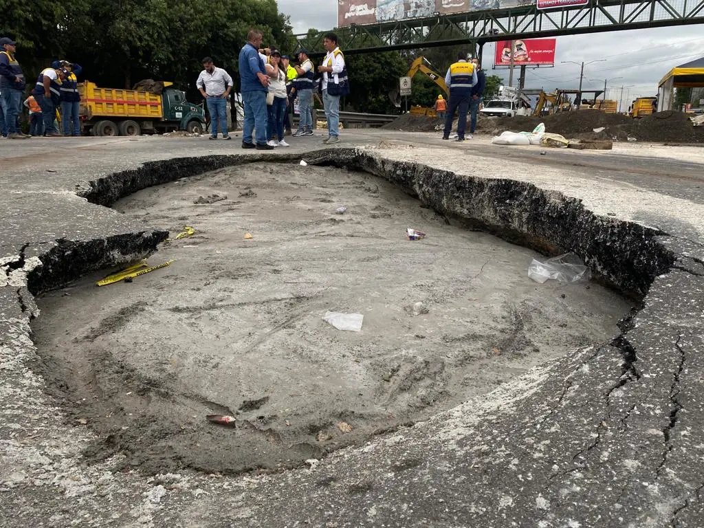LeninistaLuis's tweet image. EL CEMENTO QUE SE DESVANECIÓ
El jueves 16 de junio, alrededor del medio día, en el agujero del kilómetro 15.5, comenzó en vertido de  &quot;lodocreto&quot;, llamado después &quot;mezcla fluida&quot;. Al medio día del viernes 17 terminó el vertido de 1,100 m³ de mezcla, pero algo no muy cuadra...