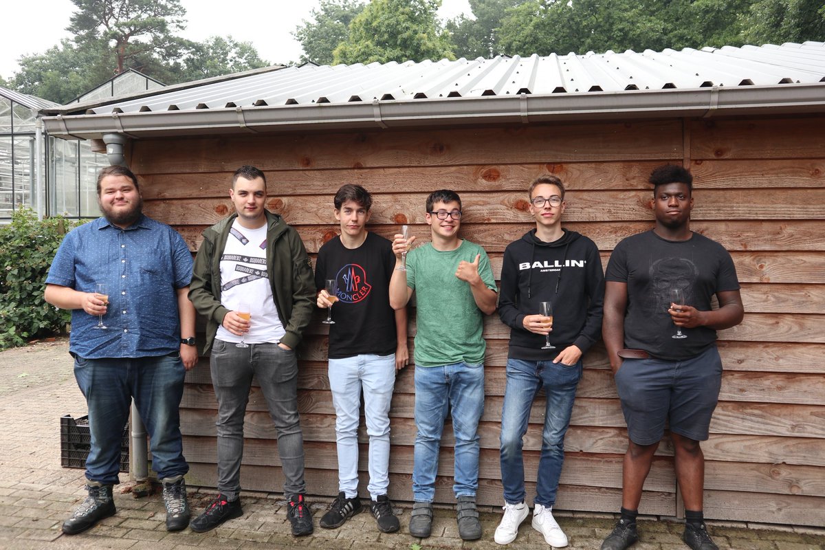 Van harte proficiat allemaal met jullie diploma en we wensen jullie veel succes en geluk !