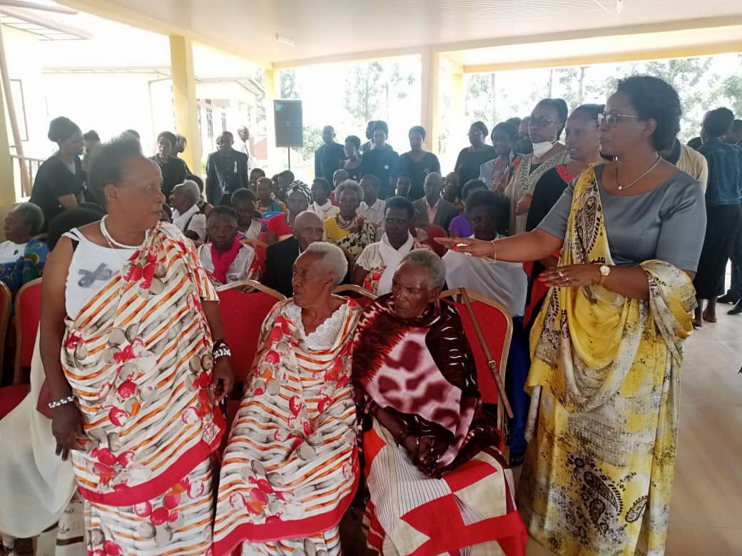 Mu rwego rwo kubafata mu mugongo no kwifatanya na bo mu muhango wo kwibuka ku nshuro ya 28 Jenoside yakorewe Abatutsi, uyu munsi Abanyamuryango ba Unity Club basuye Ababyeyi b’Intwaza batuye mu Mpinganzima mu karere ka <a href="/NyanzaDistrict/">Nyanza District</a> 

#Kwibuka28