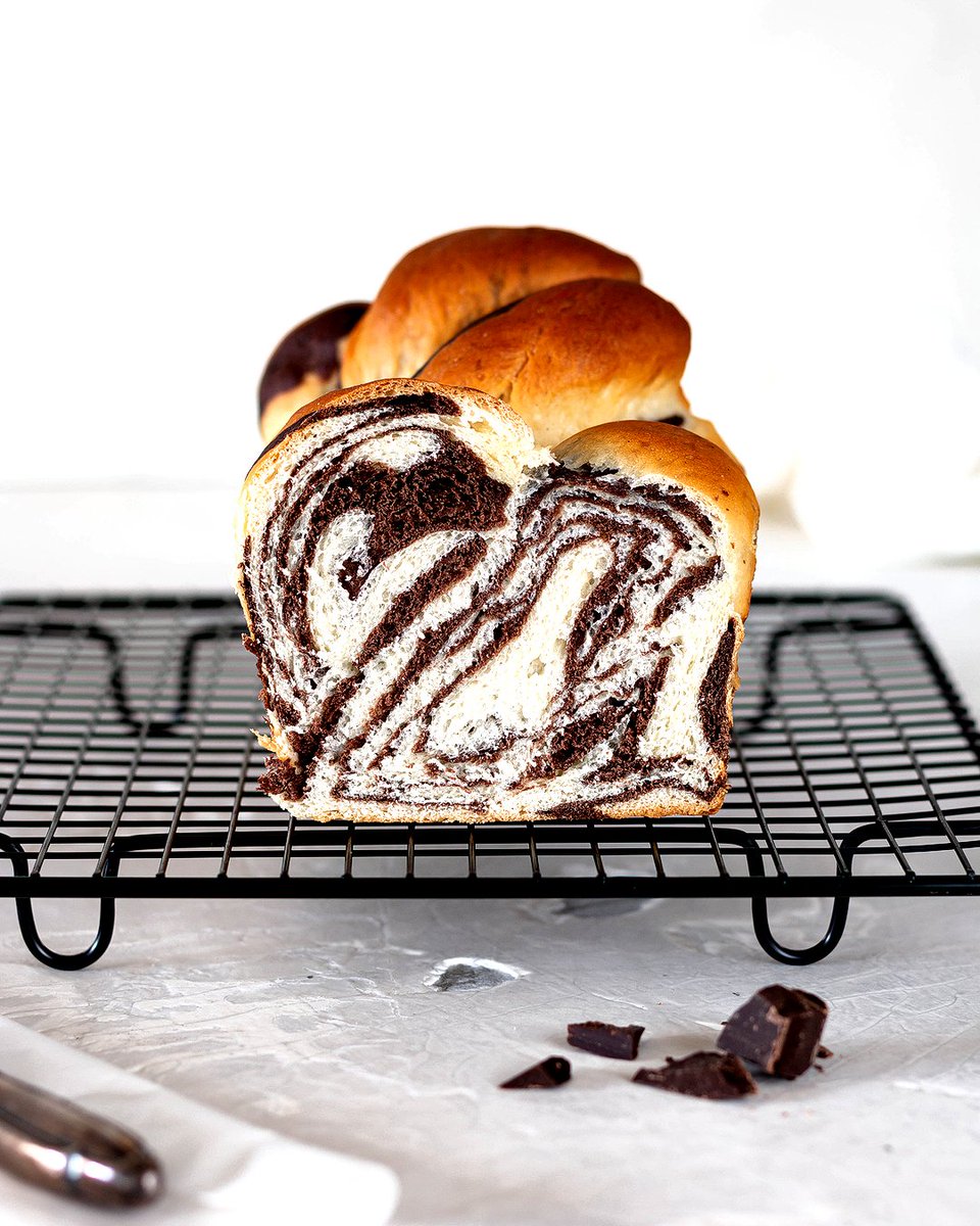 Hefeteig mit Steifenmuster 🦓🤩 Mein Hefe-Hübschling schmeckt mindestens so gut, wie er aussieht und mit meiner Schritt-für-Schritt-Anleitung gelingt der Teig garantiert!

ZUTATEN ⬇️
🔸️30 g frische Hefe
🔸️80 g Zucker
🔸️500 g Mehl
🔸️250 g Milch
🔸�