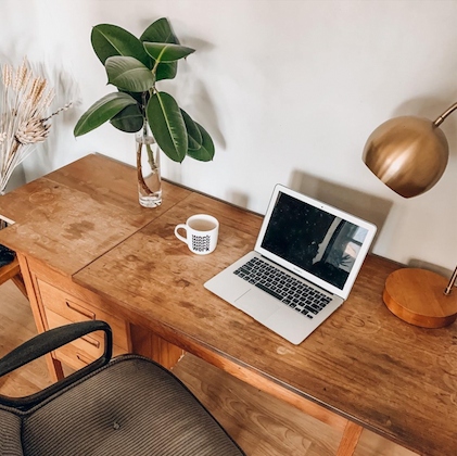 OutoftheCloset's tweet image. We are LIVING for this work-from-home setup! @highboyla found this amazing desk lamp at their local Out of the Closet Thrift Store. Stop by one of our stores and see what you can find for your home office! #OTCfinds