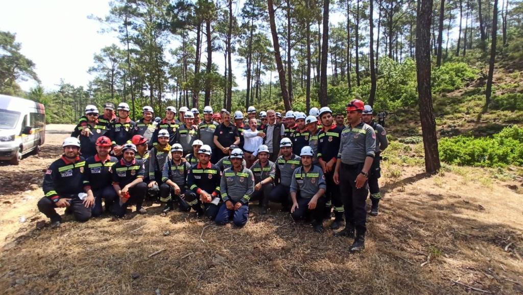 CTE Arama ve Kurtarma Ekiplerimiz (@cekut) 6 ekip, 10 araç ve 74 personel ile #Marmaris’teki orman yangını söndürme çalışmalarına destek oluyor.👮🧑‍🚒

#OmuzOmuza
#OrmanVatandır 🇹🇷🌲🌳
