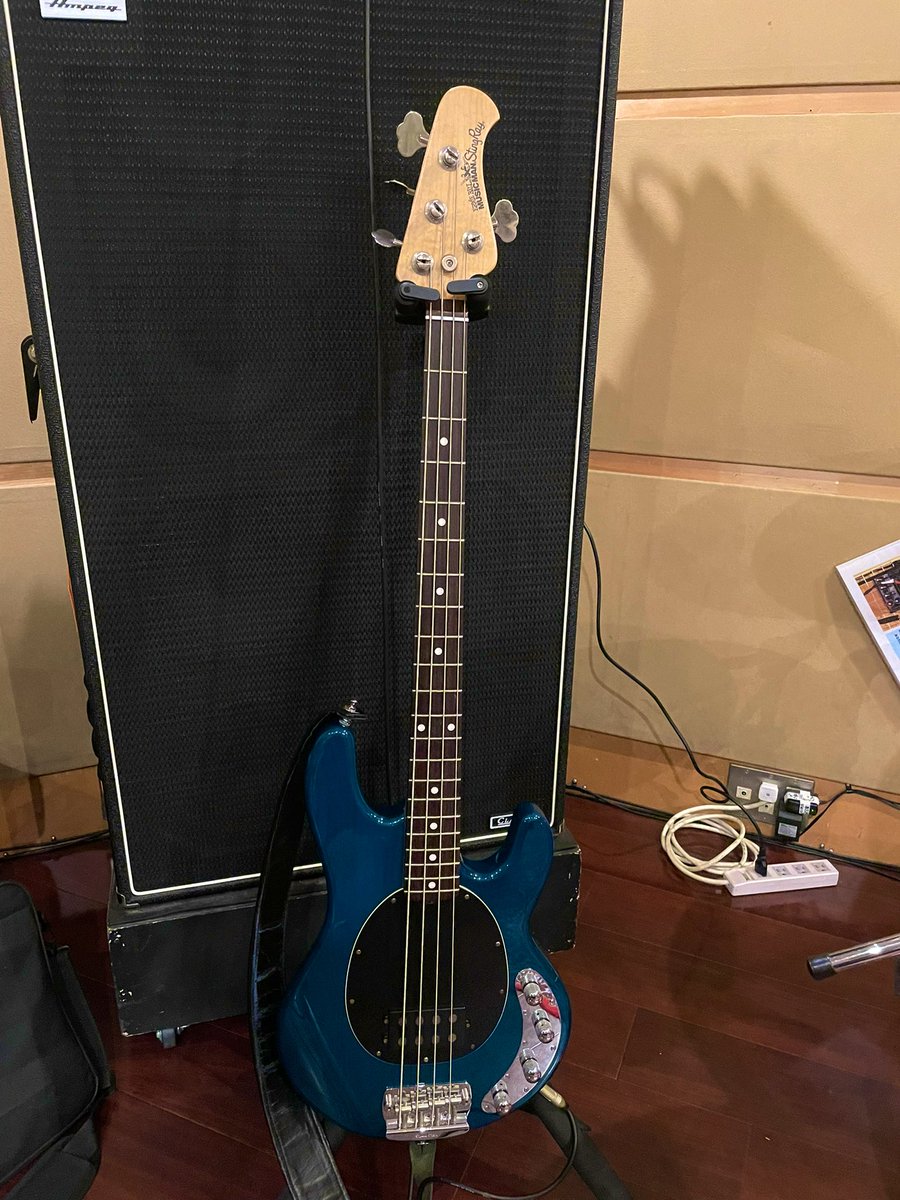 shugybass1968's tweet photo. リハーサル終了〜♪
今回はスティングレイのプリアンプのセッティングをトレブル7・ミドル5・ベース8ぐらいにブーストしてリアよりで指弾きすると、すんげ〜ええ感じでしたわ👍
TECの500Wのアンプとの組み合わせもバッチリ👌
#musicmanstingraybass
#tecamp
@ErnieBall_JP
@shugybass1968 https://t.co/2zyIbeZ5Q3
