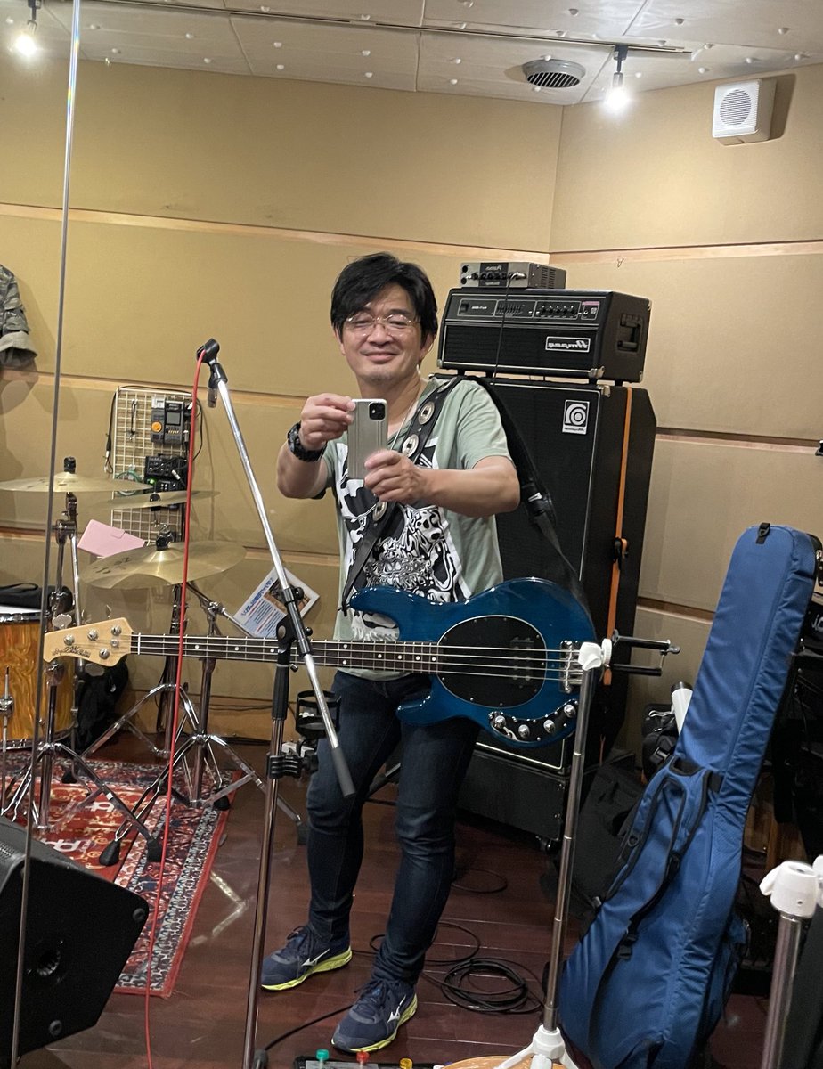 shugybass1968's tweet photo. リハーサル終了〜♪
今回はスティングレイのプリアンプのセッティングをトレブル7・ミドル5・ベース8ぐらいにブーストしてリアよりで指弾きすると、すんげ〜ええ感じでしたわ👍
TECの500Wのアンプとの組み合わせもバッチリ👌
#musicmanstingraybass
#tecamp
@ErnieBall_JP
@shugybass1968 https://t.co/2zyIbeZ5Q3