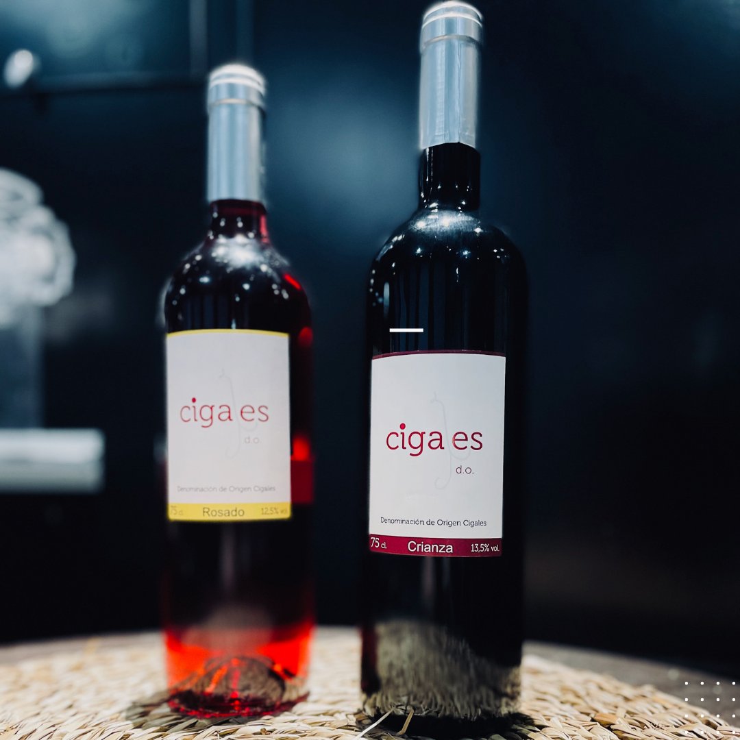 ¿No sabes qué beber este finde? 🍷. Nosotros te damos dos opciones: dos colores, dos sabores.🔝😋
🍇 <a href="/DOCigales/">D.O. Cigales</a> 🔝
Si buscas algo fresco, que marida con todo prueba el rosado. Y si buscas un vino con más cuerpo y más personalidad tu opción es el tinto.