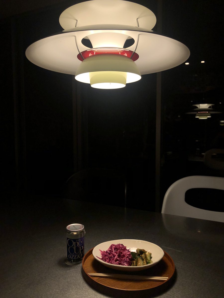 5384one's tweet photo. やっぱ　
お家で呑むワンカップ最高だ〜

さてゆっくり上昇を眺めに行ってきます。
＃株初心者　＃ワンカップ信者　#ワンカップ　#ルイスポールセン　#ph50 https://t.co/62hxkSRjE5