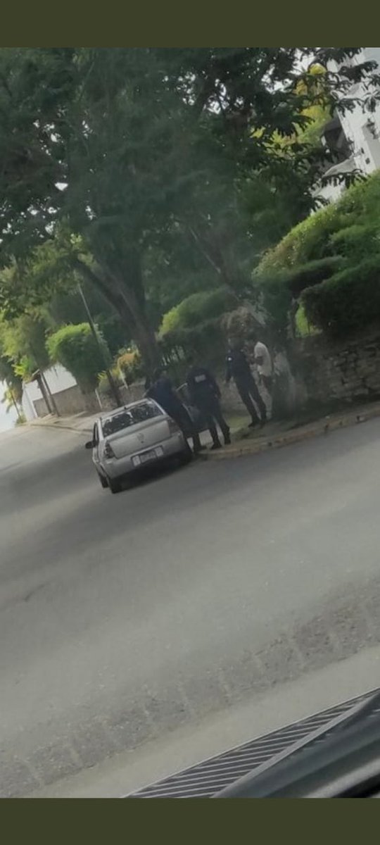 YorelysRamirez1's tweet photo. Me llegó por el chat vecinal #ALERTA He recibido esta #DENUNCIA son 6 personas con chalecos de la PNB, 3 motos azules sin placa y sin instintivo. Paran a 3 carros y se mueven para otro lugar, se dedican a extorsionar en la lagunita, hatillo, la tahona.  @ElHatillo @javiergorrino https://t.co/OVZ3wjO0T8