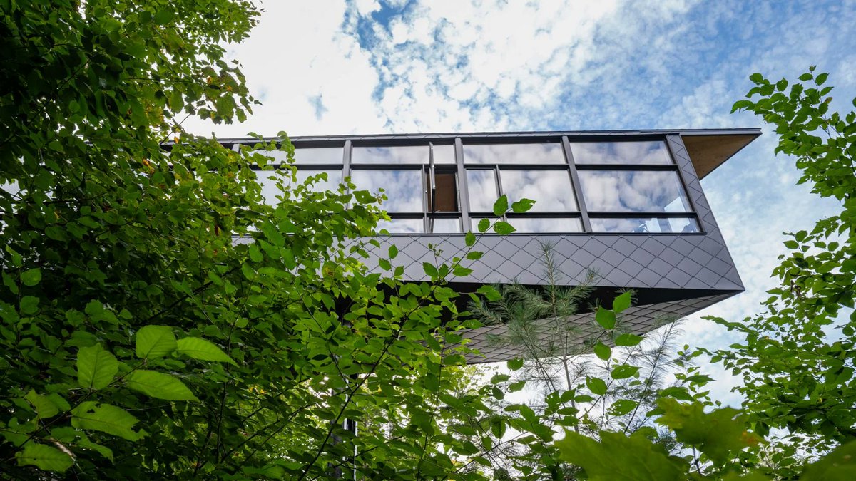 😲😲😲 Amazing cantilevered chalet built in Canada – dezeen.com/2022/06/21/kar… (via @Dezeen)