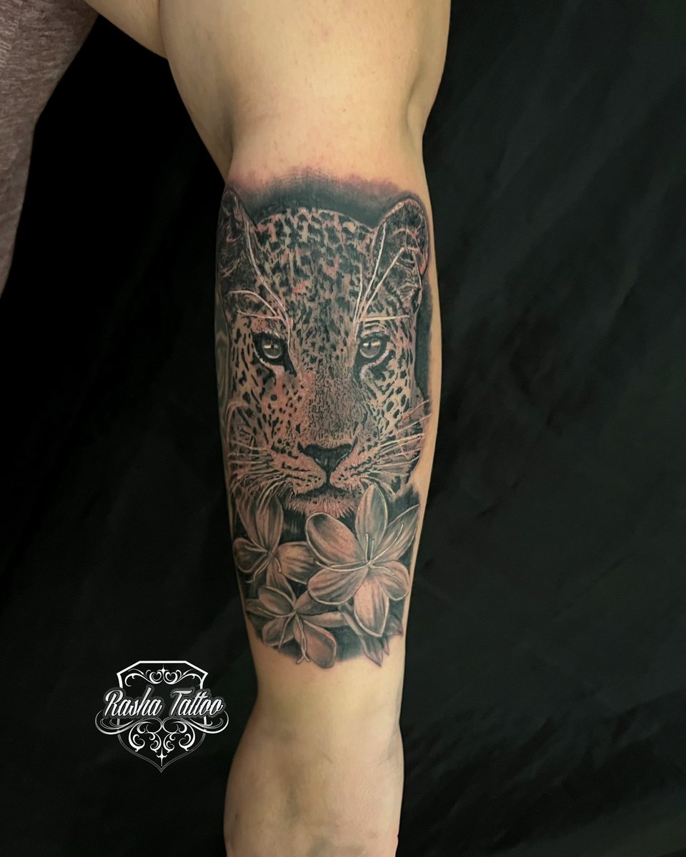 Continuation half a sleeve for @aliciamcrae 
#rashatattoo #pentictontattoostudio #pentictoninked #pentictontattoorasha #wildlifetattoo #leopardtattoo #flowertattoo #flowertattoos #tattoosnob #cheyennetattooequipment #ink #inkedup #tattooinsta #tattooworld