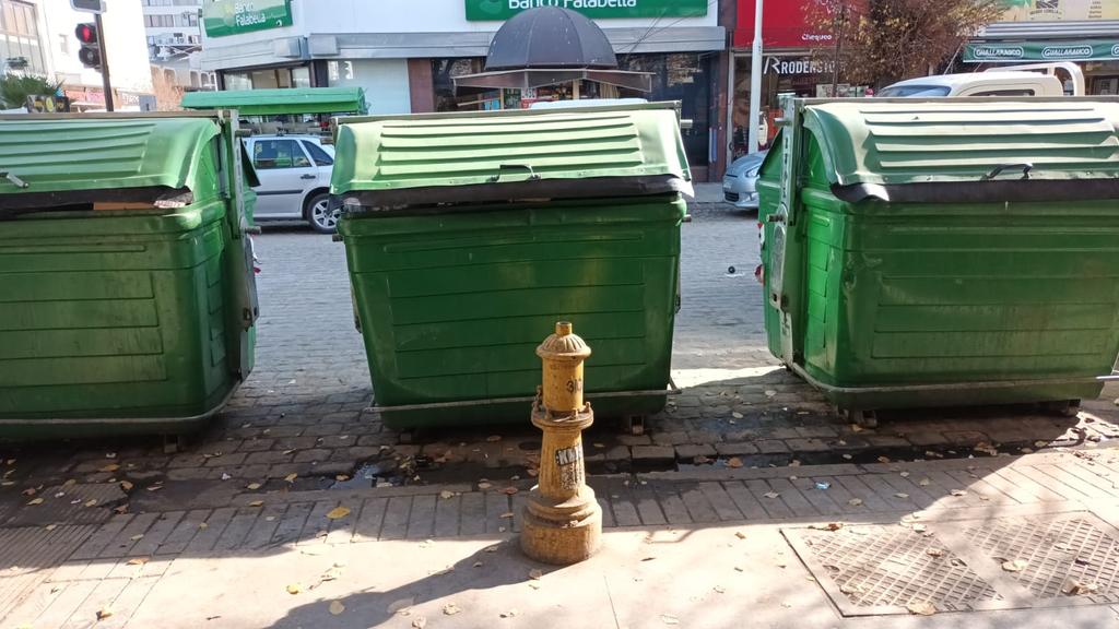 LeonardoOlmosC's tweet photo. #ViñadelMar Pleno Centro calle Quinta con Avenida Valparaíso a metros del Municipio. Donde termina la "Lógica" y el Criterio 🚒⛑️♨️.
#Cosemar https://t.co/gvfPSeCApS