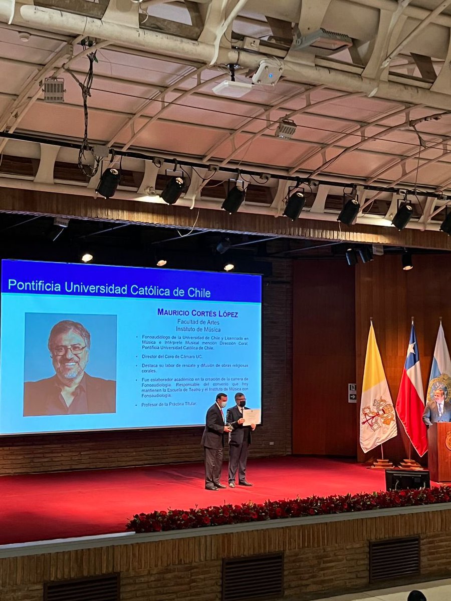 musica_uc's tweet photo. Con mucho orgullo, les contamos que Mauricio Cortés, académico de #MúsicaUC y director del Coro de Cámara UC, fue nombrado profesor titular esta mañana en el marco de los #134AñosUC  🙌💫👏 https://t.co/j3hWinY7Mq
