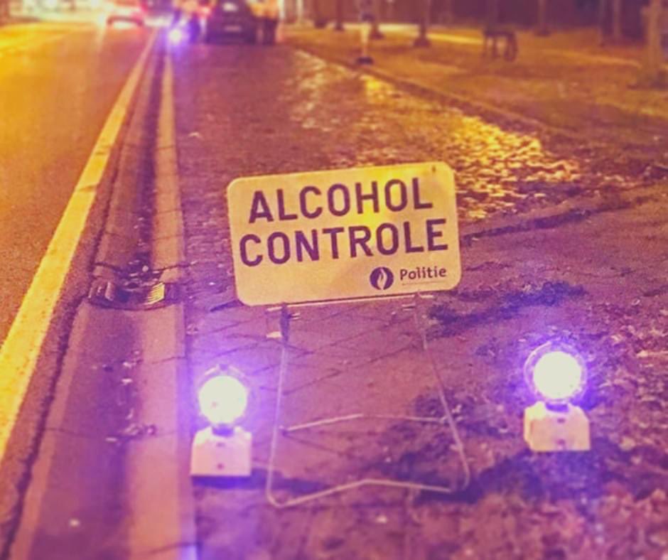 Vanavond start de nationale actie '#weekendzonderalcohol achter het stuur'. Er zijn extra controles op alcohol en drugs in het verkeer.
🚨Het initiatief loopt tot maandagochtend 27 juni om 6 uur. 
👉Je bent alvast gewaarschuwd!
#DezeKeerBenIkBOB #samenwerkensamenveilig