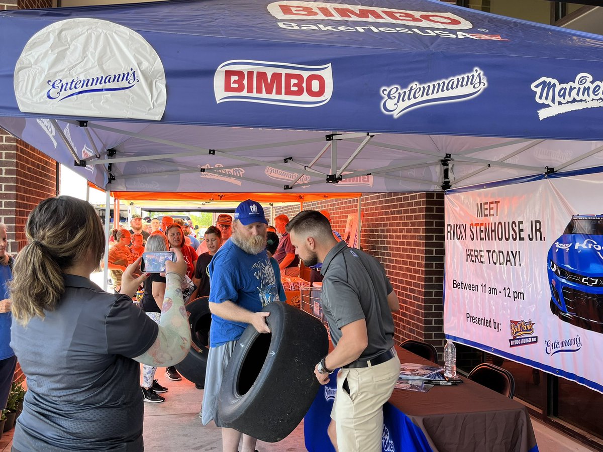 JuliaPalazzo_'s tweet photo. .@StenhouseJr is here in Lebanon meeting @NASCAR fans and our associates! @kroger @Kroger_Health 

Come get some Kroger Health swag! https://t.co/PvHgx9DCuE