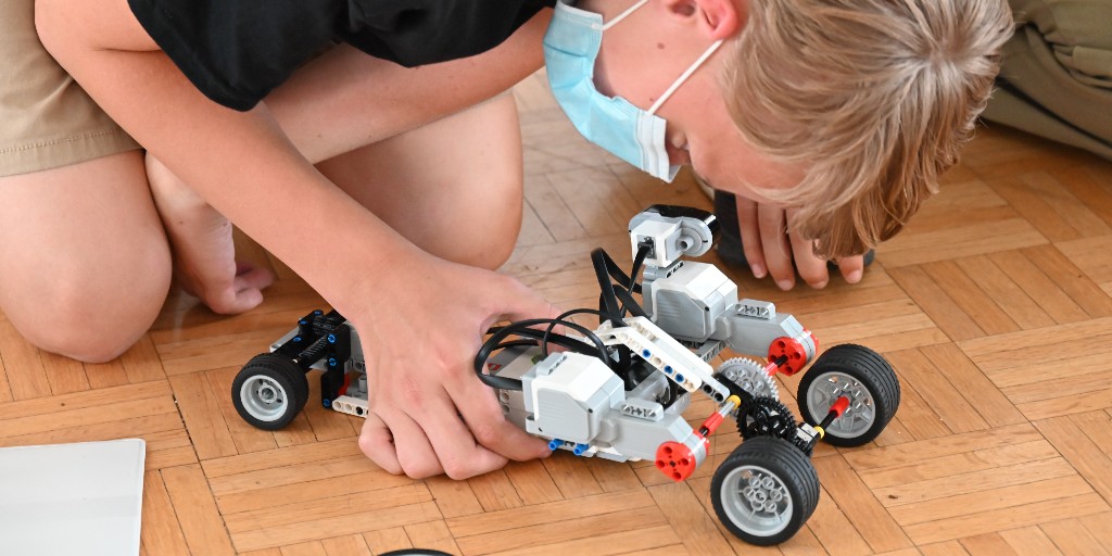 CivilAirPatrol's tweet photo. At our recent E-Tech Robotics national cadet special activity hosted at the @AF_Academy, our youth members learned about engineering solutions to solve problems combined with robotics techniques using @LEGO_Group's MINDSTORMS kits. 🤖 #CivilAirPatrol #CAPCadets #STEM #engineering https://t.co/OtULe0ZVxP