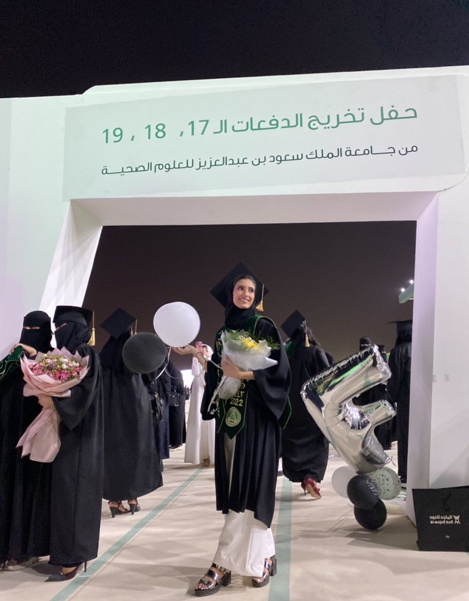 talochy's tweet photo. وتوته توته وخلصت الحتوته ♥️ 22.06.2022✨

((وَآخِرُ دَعْوَاهُمْ أَنِ الْحَمْدُ لِلَّهِ رَبِّ الْعَالَمِينَ)) 

الحمدلله على التمام، إلى رفاق الخطوة الأولى والخطوة ما قبل الأخيرة أمي أبي، عائلتي، أصدقائي، وأساتذتي، إلى من كانوا خلال السنين العجاف سحابًا ممطرًا، أنا مُمتنة💕 https://t.co/6p3Z0V98KT