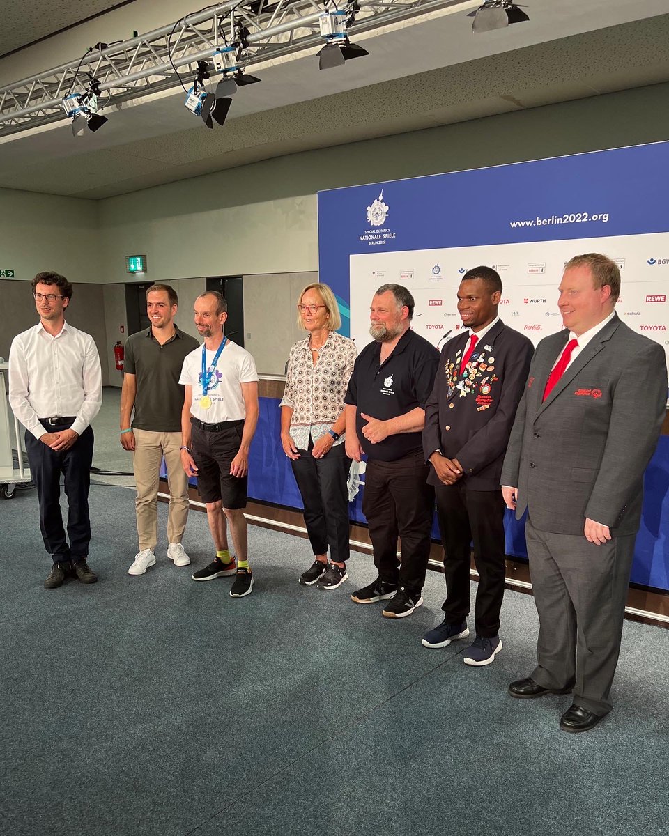 2 emotionsreiche Tage gehen mit den #SpecialOlympics zu Ende. Ich durfte herausragende Wettbewerbe der Athlet*innen erleben. Es ist beeindruckend zu sehen, wie hier Teilhabe gelebt wird. Auch bei der Orga der #EURO2024 wird dieses Thema eine große Rolle spielen. @SOWG_Berlin2023