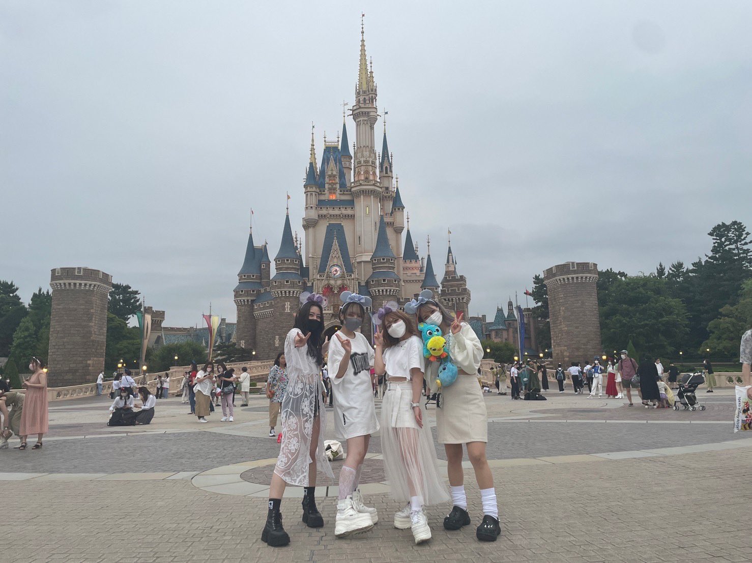 サエ 花冷え サプライズ誕生日ディズニーしてくれました 幸せすぎた ターキーレッグ大好きです T Co 4xyqkfts6t Twitter