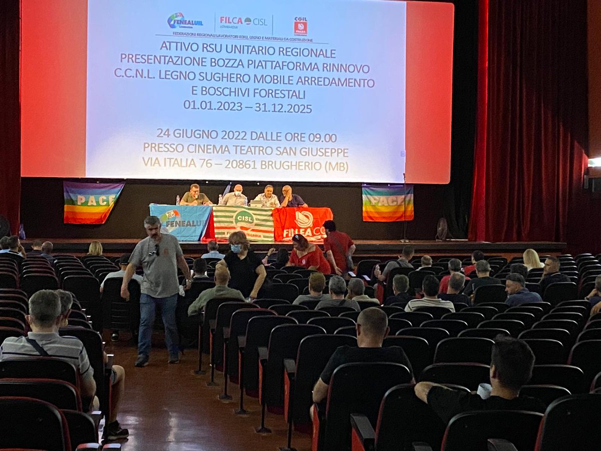 FilcaCisl's tweet photo. Brugherio (Mb), l'attivo unitario delle Rsu del #Legno ha approvato la piattaforma per il rinnovo del #contratto nazionale, che scadrà il 31/12. Claudio Sottile, segretario nazionale Filca: "Grande partecipazione e pieno mandato per un contratto dignitoso, moderno, innovativo". https://t.co/Tipas9DgHW