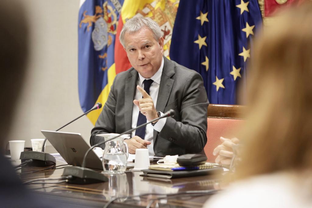 obras_GobCan's tweet photo. 🗣️ El consejero @chanofranquis  anuncia la puesta en marcha del Bono Joven del Alquiler en Canarias en el mes de julio. 

✅Este programa, que cuenta con una dotación de 21.200.000 euros, podrá beneficiar a entre 3.500 y 4.000 jóvenes canarios

Más info👇
https://t.co/xgf5ImFLyt https://t.co/YahwNJLePQ