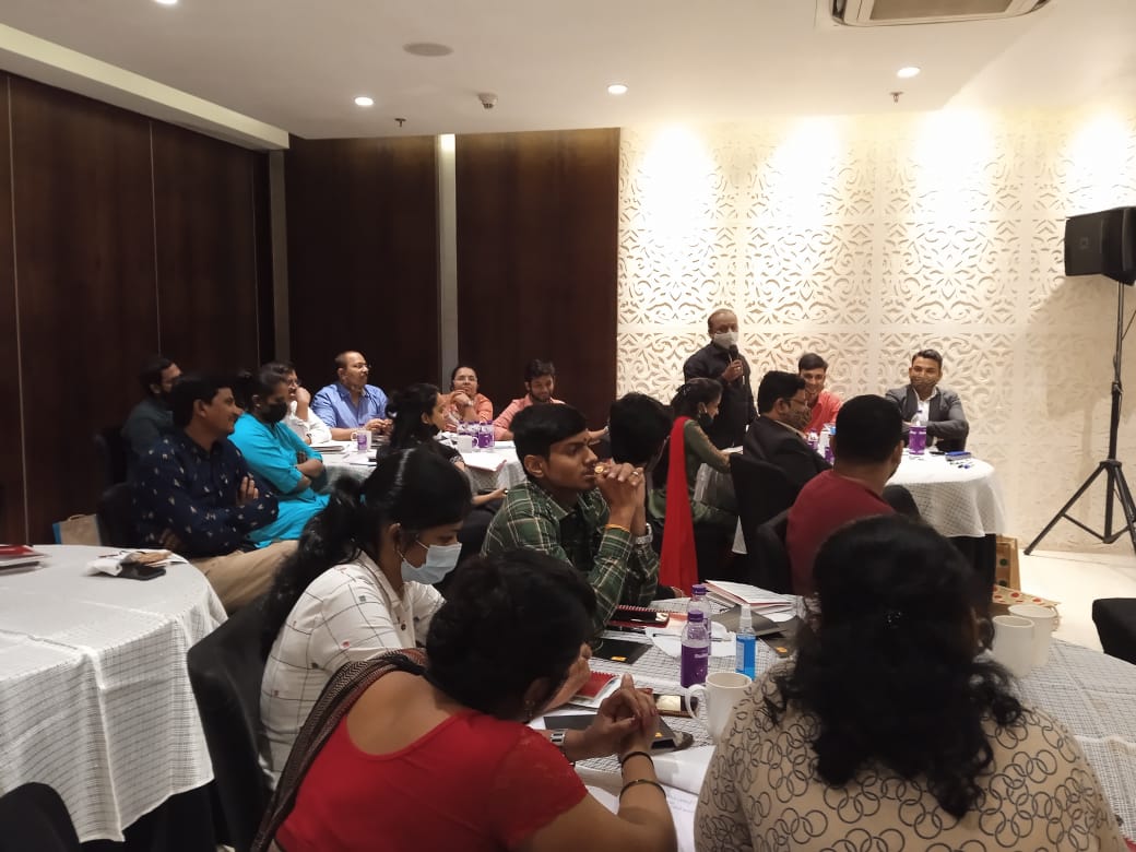 ngo_smart's tweet photo. UNICEF Maharashtra's Chief of Field Office Ms Rajeshwari Chandrasekar listens to the participants' experience of the workshop.
#smartngo #earlychildhooddevelopment #health #nutrition #unicef #communitymedia #communityradiostations https://t.co/rXlTB2N3hp