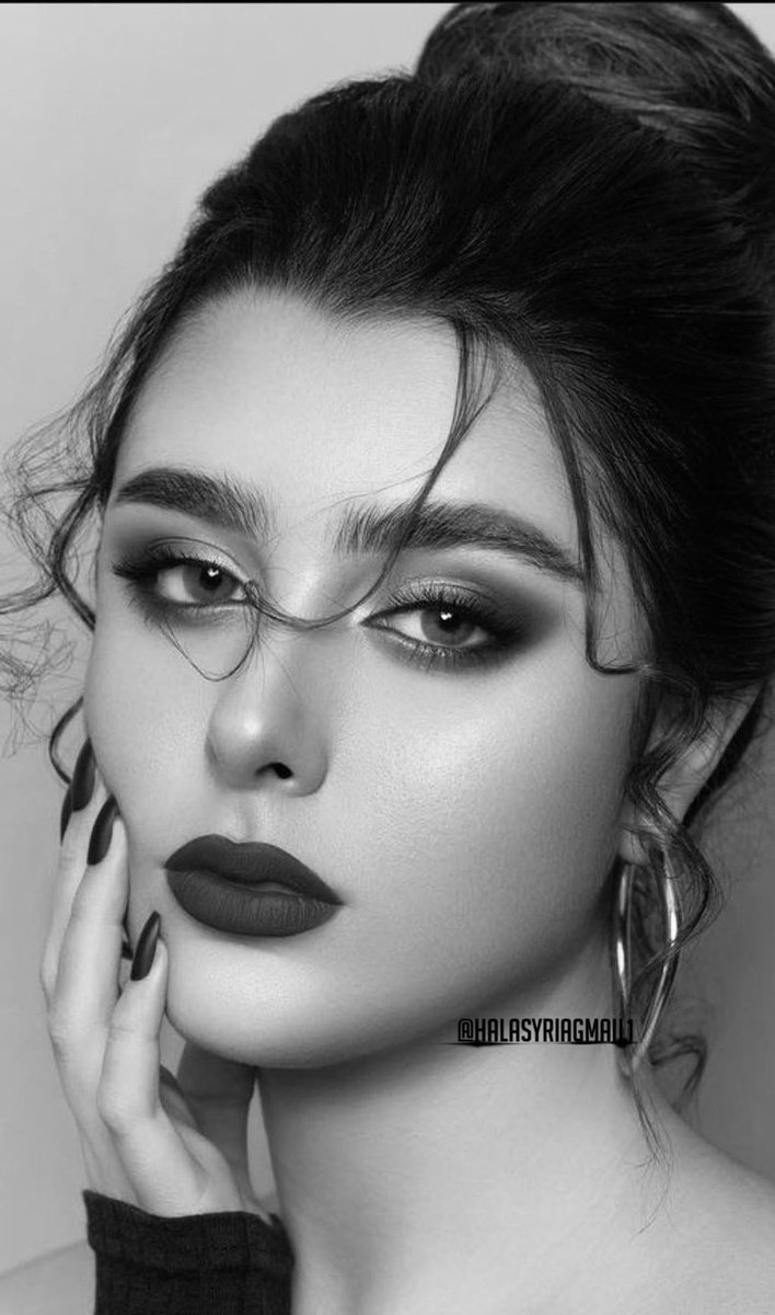 والصمتُ ..
يغزِل من بوحِ أهدابها 
قصيدةٌ مليئة شجنًا.