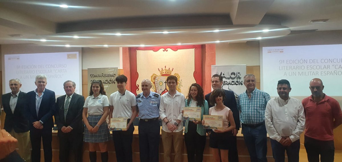 IColegiales's tweet photo. Gonzalo Media Roldán ha resultado finalista del 9º Concurso literario escolar: "Carta a un militar español" y ha asistido esta mañana junto a nuestro director a la  entrega de premios en el Colegio de Abogados Málaga. https://t.co/0dsGTu0xw3