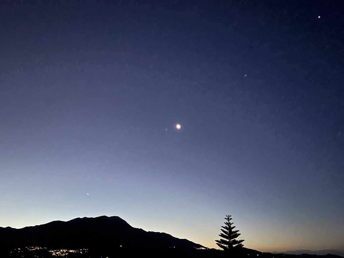 Vier op een rij. 🤩
* Venus * Maan * Mars * Jupiter *

Vrijdag 24 juni, kort voor zonsopgang. 

<a href="/frankdeboosere/">Frank Deboosere</a>