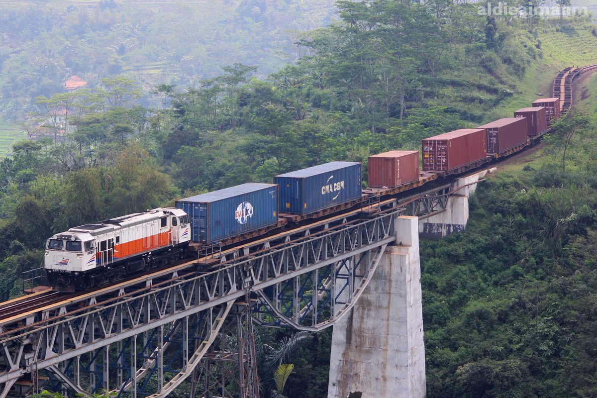 aldieaimanCC204's tweet photo. KA Petikemas dengan jadwal reguler, mungkin sekarang KA barang di Daop 2 hanya sebagai KLB.
#fotosepur #daop2 #keretaapikita #kai121 https://t.co/HxrzvBqNnN