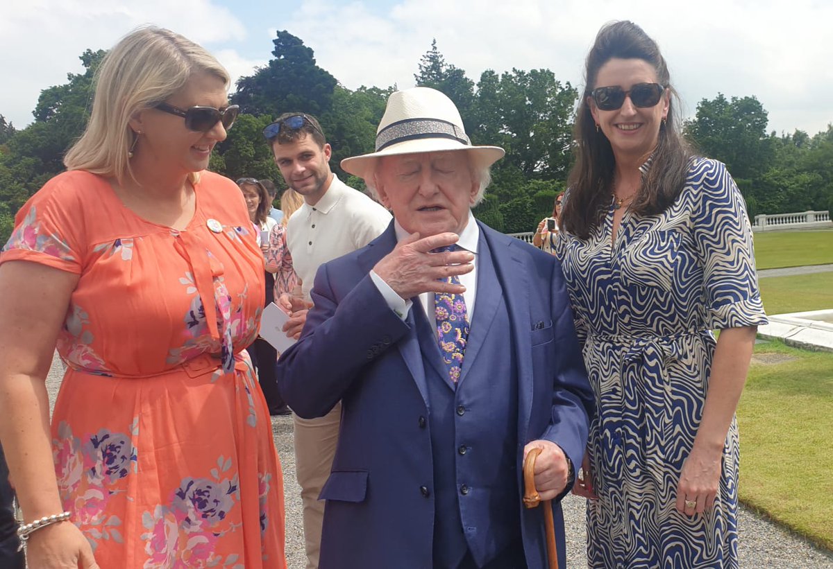 A privilege to attend the #heforshe Garden Party yesterday at the Aras and meet @PresidentIRL himself! Big thanks to @J4gIreland @keithkelly97 for the invite! ⚽️⚽️⚽️ @MentalHealthIrl