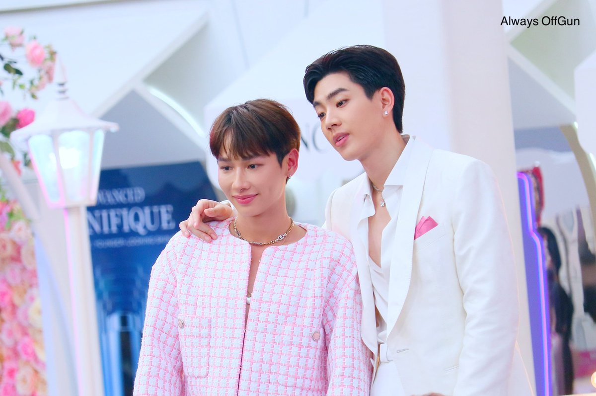 AlwaysOffgun's tweet image. ' 24.06.22 - อุ้ยๆ แขนเป็นฟอ 😚

@off_tumcial 
@AtthaphanP 

#LancomeHappinessTH
#ออฟกัน