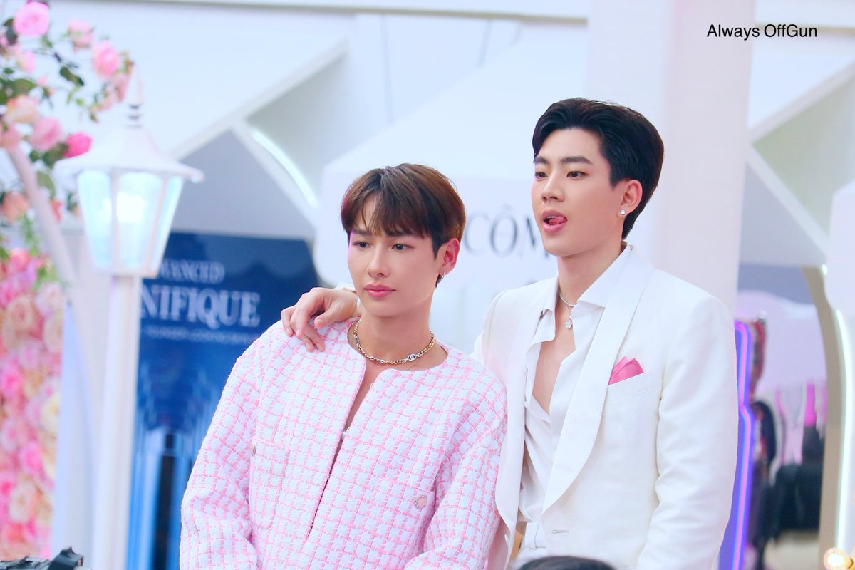 AlwaysOffgun's tweet image. ' 24.06.22 - อุ้ยๆ แขนเป็นฟอ 😚

@off_tumcial 
@AtthaphanP 

#LancomeHappinessTH
#ออฟกัน