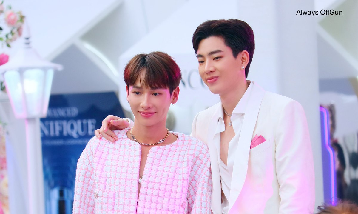 AlwaysOffgun's tweet image. ' 24.06.22 - อุ้ยๆ แขนเป็นฟอ 😚

@off_tumcial 
@AtthaphanP 

#LancomeHappinessTH
#ออฟกัน