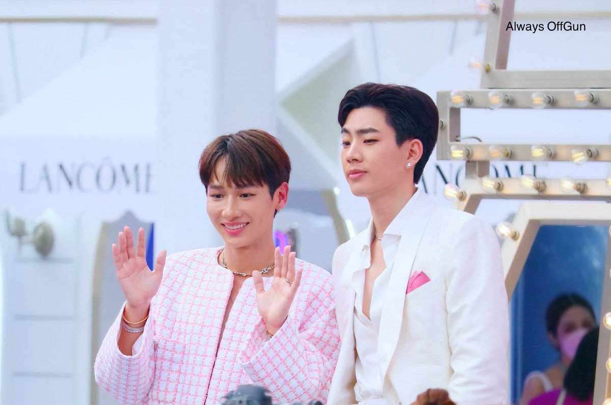 AlwaysOffgun's tweet image. ' 24.06.22 - อุ้ยๆ แขนเป็นฟอ 😚

@off_tumcial 
@AtthaphanP 

#LancomeHappinessTH
#ออฟกัน