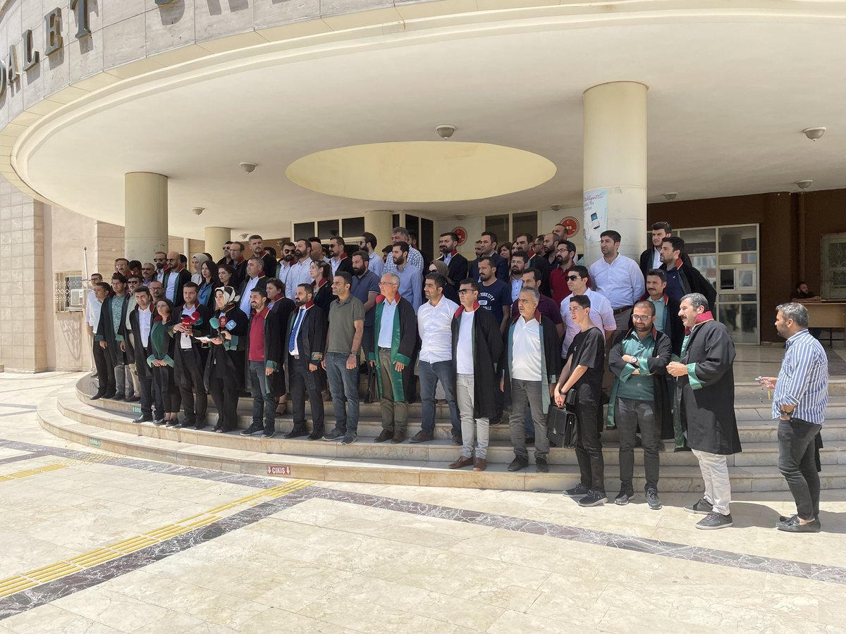 Şanlıurfa 2. İcra Hukuk Mahkemesi hakiminin kalemde yapılan duruşmada meslektaşımıza karşı saygısız ve kabadayıca söz ve davranışlarından dolayı Adliye önünde meslektaşlarımızın katılımı ile basın açıklaması yaptık.Ardından her bir meslektaşımız hakim hakkında suç duyurusu yaptı.
